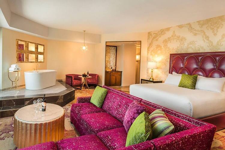 corner spa suite 1 king non-smoking